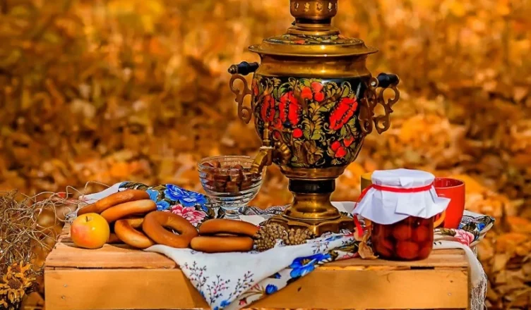 Самовар и деревянные ложки на деревенском столе — домашняя русская кухня