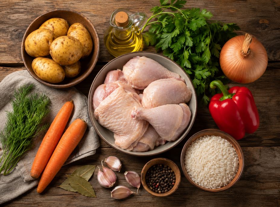 Ингредиенты для домашнего куриного супа с картофелем, морковью, рисом, зеленью и специями