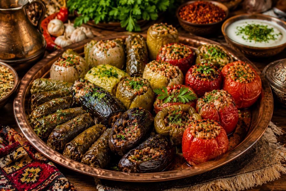 Традиционная курдская долма с фаршированными овощами и восточными специями
